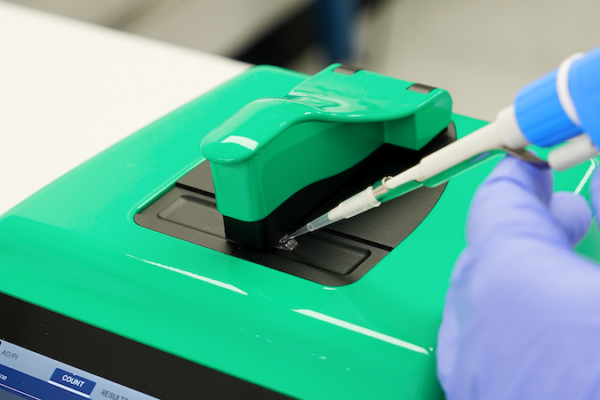 CellDrop Load Right Angle-reduced CellDrop Automated Cell Counter Load